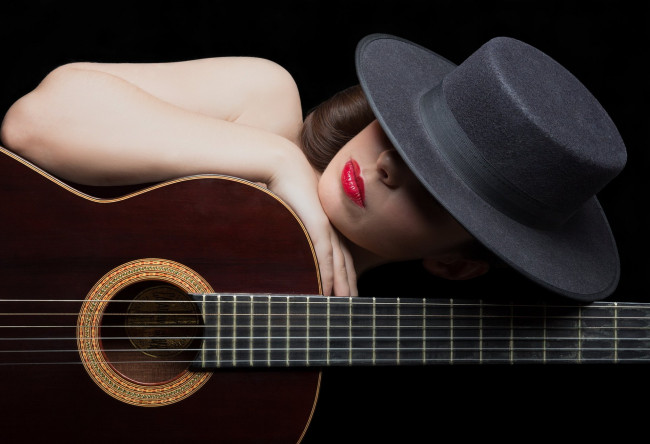 Обои картинки фото музыка, -другое, девушка, лицо, шляпа, гитара