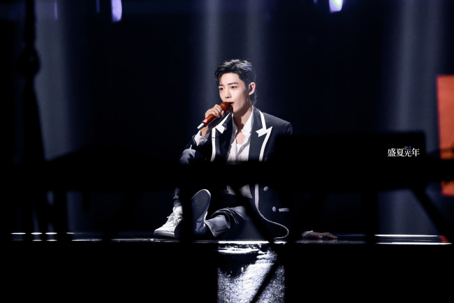 Обои картинки фото мужчины, xiao zhan, актер, певец, пиджак, микрофон, сцена