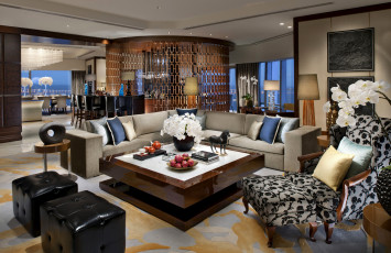 Картинка интерьер гостиная кресла стиль отель люкс диваны столики подушки цветы стулья барная стойка