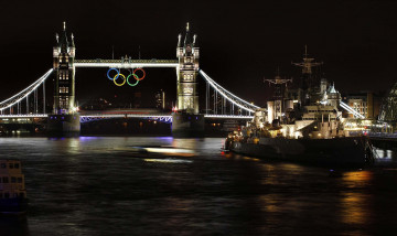 обоя города, лондон, великобритания, корабль, темза, река, ночь, тауэрский, мост, олимпийские, кольца