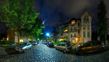 Картинка города берлин+ германия улица автомобили дома брусчатка ночь