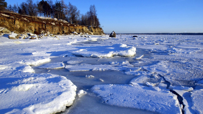 Обои картинки фото природа, зима, берег, река, обрыв, снег, лед