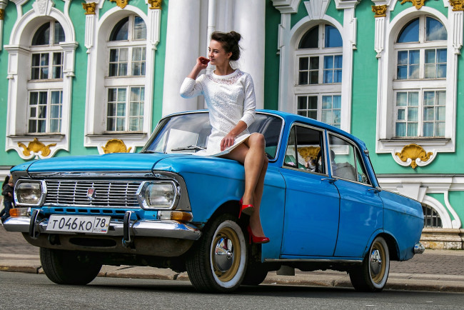 Обои картинки фото москвич, автомобили, -авто с девушками, классика, синий, девушка, ретро