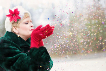 Картинка девушки -+блондинки +светловолосые женщина шуба шапка цветок перчатки конфетти зима