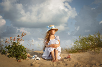 Картинка разное дети девочка шляпа песок книга