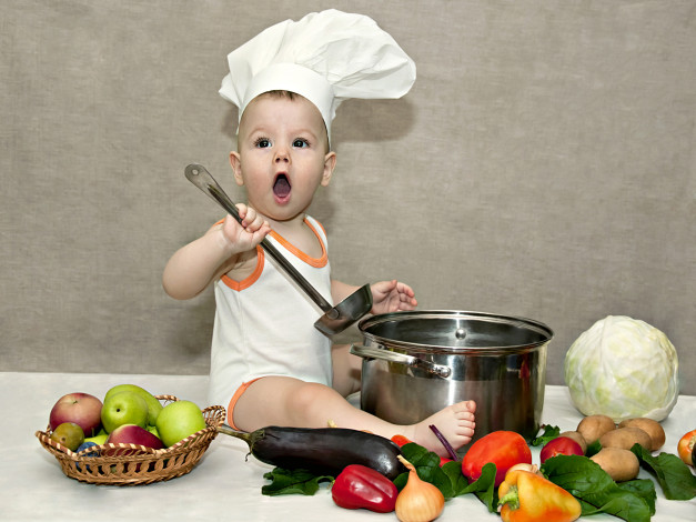 Обои картинки фото разное, дети, ребенок, поваренок, кастрюля, овощи, фрукты