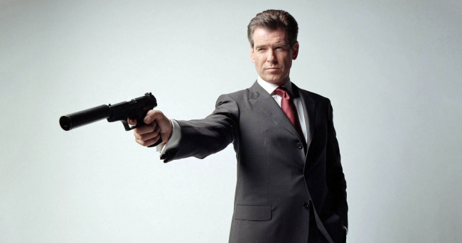 Обои картинки фото кино фильмы, 007,  die another day, джеймс, бонд, костюм, пистолет