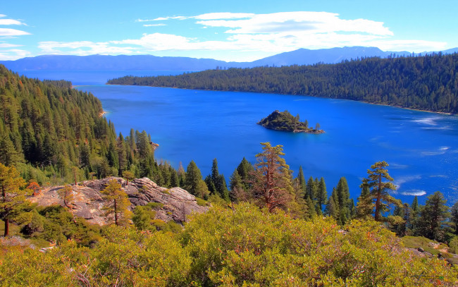 Обои картинки фото природа, реки, озера, california, lake, tahoe, скалы, лес, озеро, nevada, usa