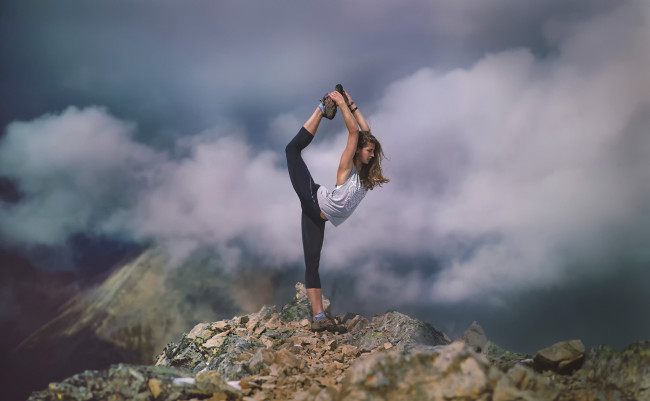 Обои картинки фото спорт, гимнастика, stretch, растяжка, облака, спортсменка, девушка, горы