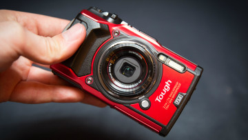 обоя olympus tough tg-5, бренды, olympus, красный, камера, фотоаппарат, рука