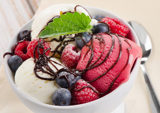 Обои картинки фото еда, мороженое,  десерты, мята, ягоды, малина, голубика