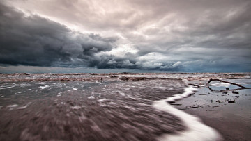 Картинка tide coming in under stormy skies природа стихия сумрак прибой тучи море небо шторм