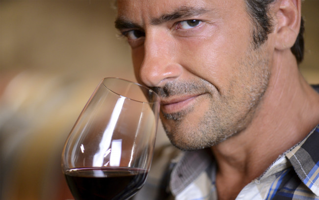 Обои картинки фото мужчины, unsort, бокал, вино, щетина