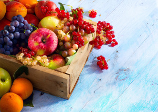 Картинка еда фрукты ягоды виноград абрикосы яблоки ящик смородина