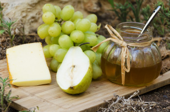 Картинка еда разное виноград сыр груша мёд натюрморт