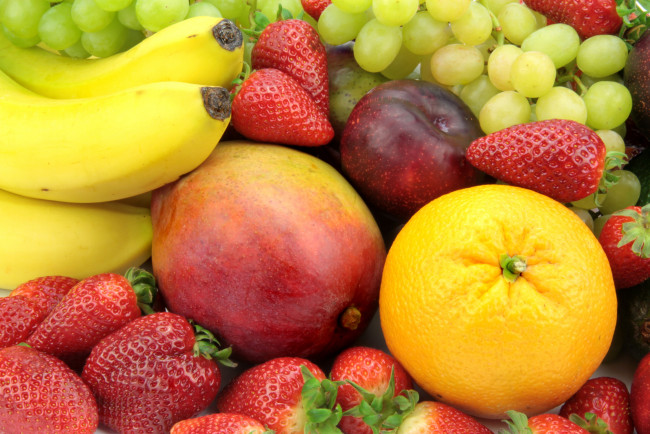 Обои картинки фото еда, фрукты, ягоды, клубника, бананы, витамины, апельсин, виноград