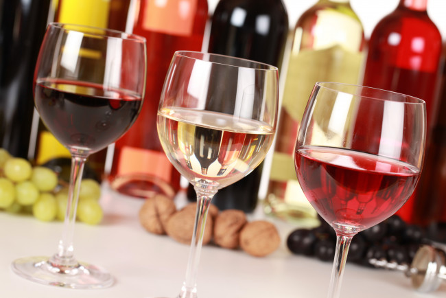 Обои картинки фото еда, напитки, вино, орехи, бокалы, бутылки, розовое, белое, красное, виноград