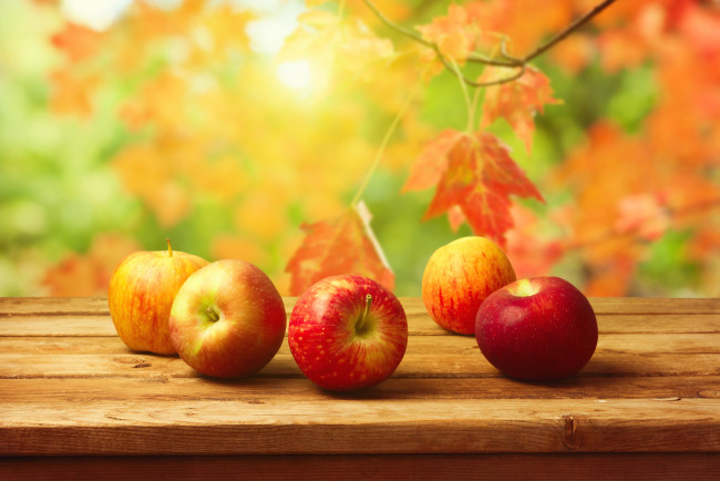 Обои картинки фото еда, Яблоки, листья, осень, урожай, стол, фрукты, фон