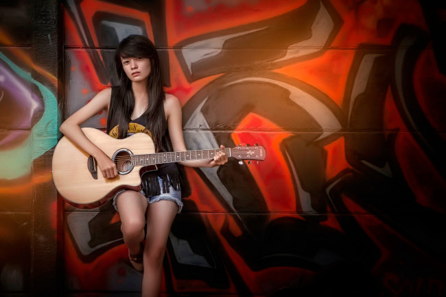 Обои картинки фото музыка, - другое, гитаристка, стена, граффити, гитара, девушка, взгляд