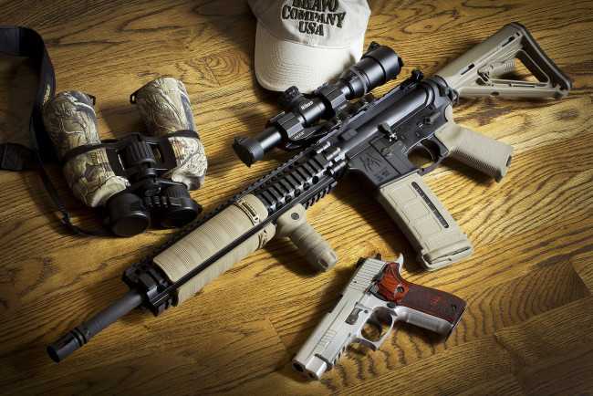Обои картинки фото оружие, штурмовая, винтовка, бинокль, bcm, ar-15, sig, p226, пистолет