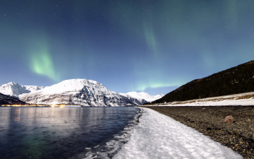 Картинка природа северное+сияние озеро дорога полярное сияние горы