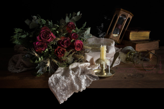 Обои картинки фото разное, свечи, скатерьб, книги, свеча, часы, бокал, розы