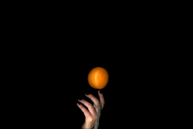 Обои картинки фото разное, руки, апельсин, фон, рука