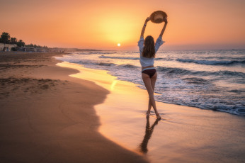 Картинка девушки -+брюнетки +шатенки море пляж шатенка закат шляпа