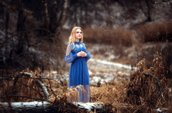 Картинка девушки -+блондинки +светловолосые блондинка синее платье снег
