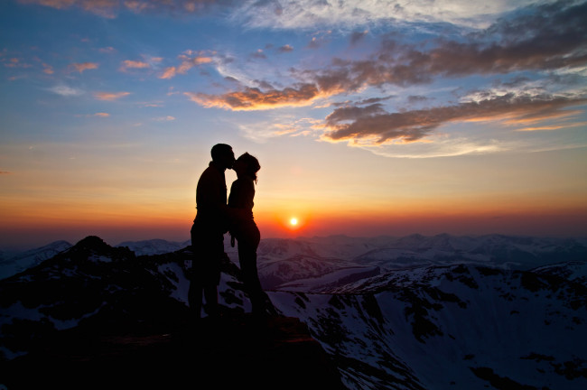 Обои картинки фото разное, мужчина женщина, горы, закат, романтика, поцелуй