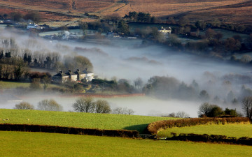 Картинка природа пейзажи поле долина дома туман дымка