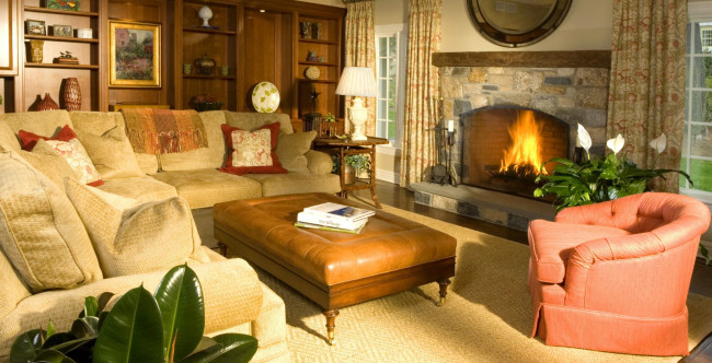 Обои картинки фото интерьер, гостиная, камин, кресло, диван, стол, цветы