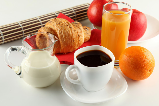 Обои картинки фото еда, напитки, кофе, круассан, апельсин, яблоко, сок, молоко