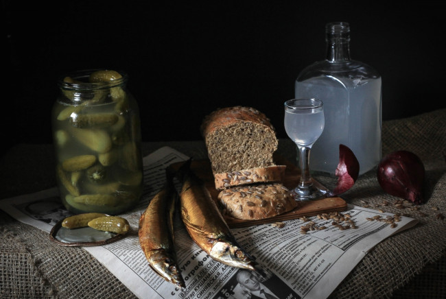 Обои картинки фото еда, натюрморт, сельдь, самогон, хлеб, огурцы
