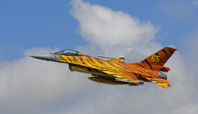 Обои картинки фото general dynamics f-16 fighting falcon, авиация, боевые самолёты, истребитель