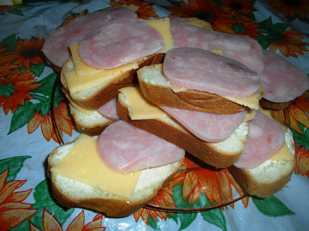 Обои картинки фото еда, бутерброды,  гамбургеры,  канапе, сыр, хлеб, колбаса