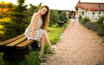 Картинка девушки -+блондинки +светловолосые русая платье скамейка дорожка поселок