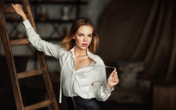 Картинка девушки -+брюнетки +шатенки русая блузка лестница