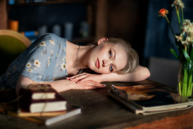 Обои картинки фото девушки, - блондинки,  светловолосые, блондинка, стол, книги, цветы
