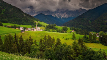 Картинка города валь-де-фюнес +санта-маддалена+ италия горы долина дома