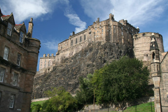 обоя edinburgh, castle, шотландии, города, эдинбург, шотландия, неприступные, стены, башни, деревья