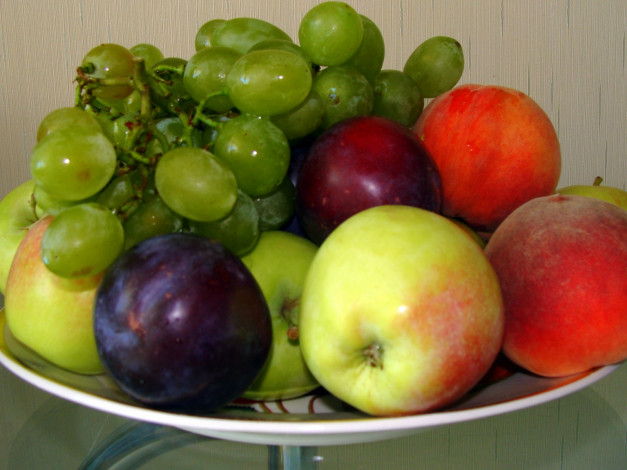 Обои картинки фото еда, фрукты, ягоды, сливы, виноград, яблоки