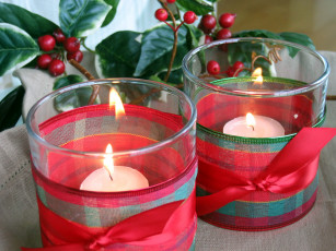 Картинка праздничные новогодние свечи подсвечники ягоды банты