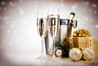 Картинка праздничные угощения шарики шампанское бокалы бутылка ведерко подарок