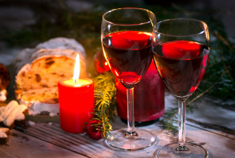 Картинка праздничные угощения вино бокалы свеча кекс