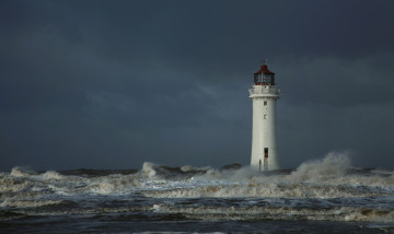 Картинка природа маяки сумрак брызги шторм тучи маяк волны океан