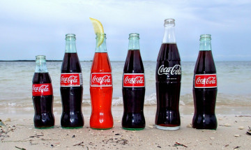обоя coca, cola, бренды, лимончик, кока-кола, бутылки, море, пляж