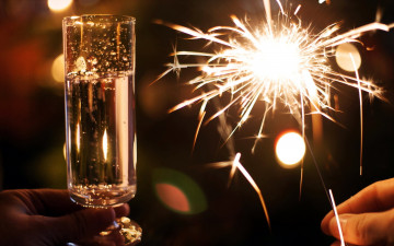 Картинка праздничные угощения бенгальский огонь шампанское бокал