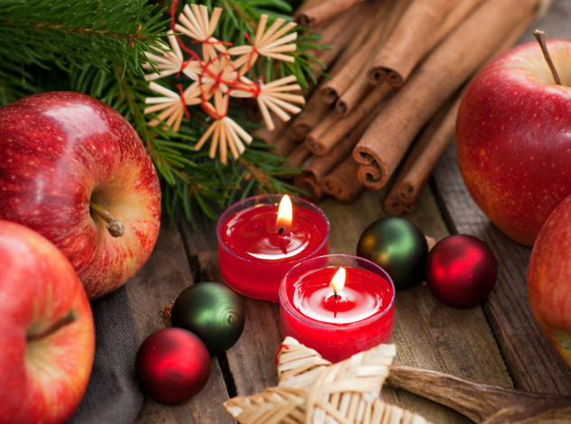 Обои картинки фото праздничные, новогодние, свечи, шарики, корица, яблоки