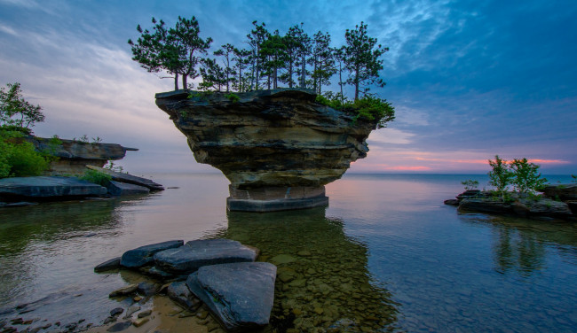 Обои картинки фото природа, побережье, тучи, океан, деревья, скала, камни, бухта, горизонт